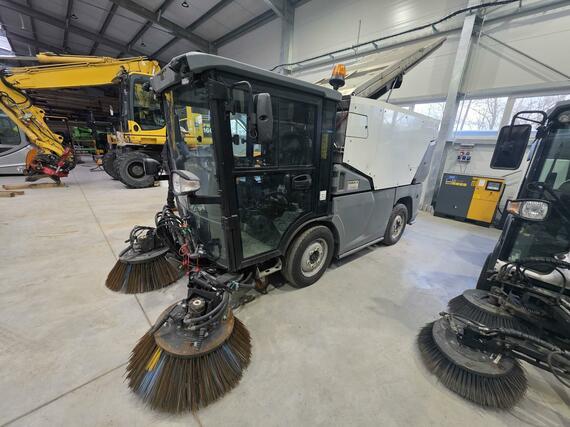 Zametací stroj Kärcher MC 250, r.v. 2022, 11.500 km 