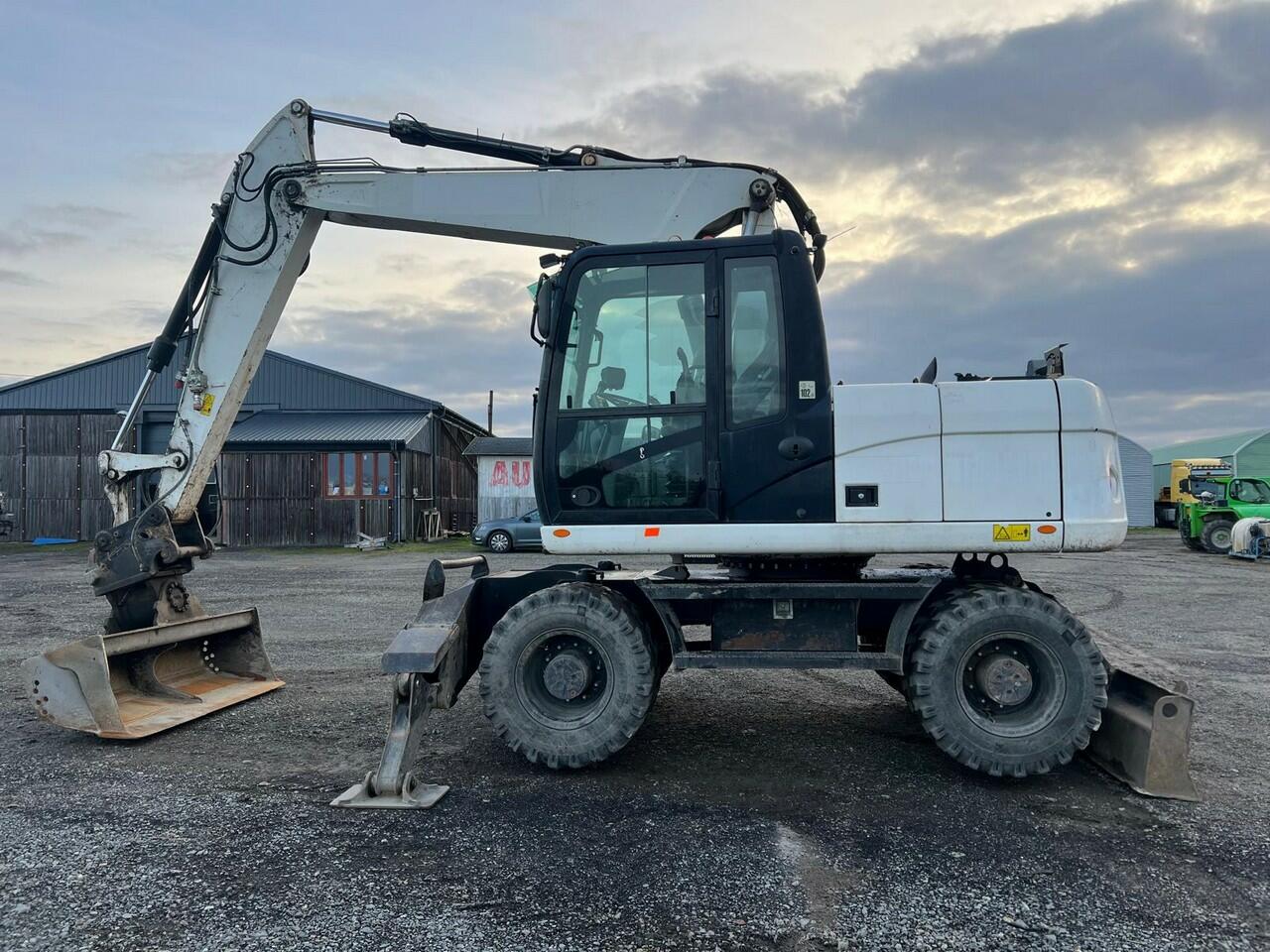 CATERPILLAR  M 313 D - STROJ V SUPER STAVU 