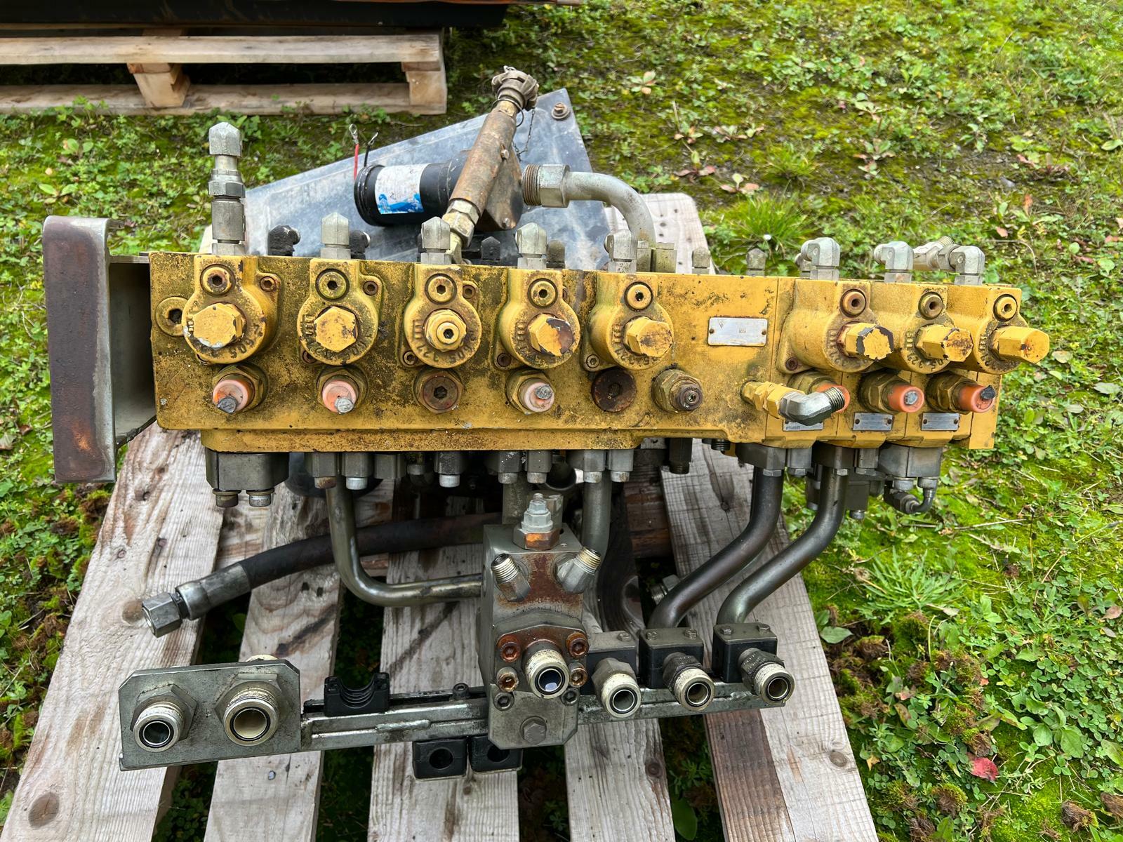 Díly na  CAT M 315-HYDRAULICKÝ ROZVADĚČ