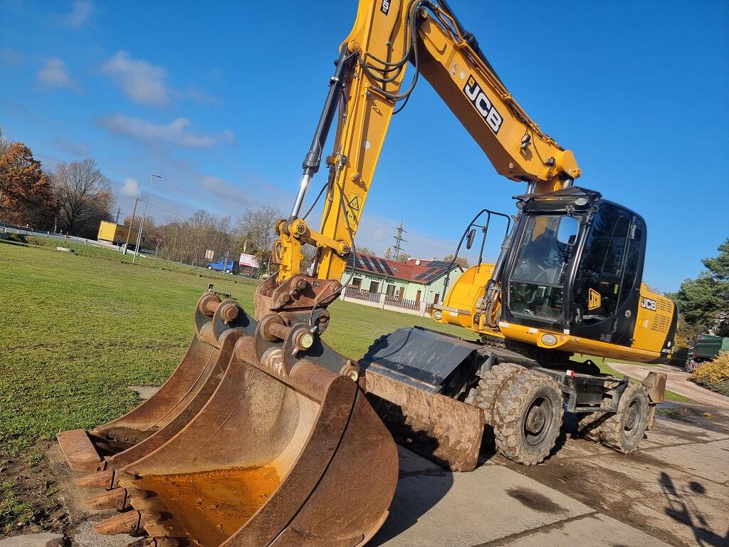 JCB 175W TAB - 3 dílné rameno, packy, radlička, klima, okruhy