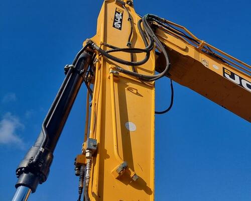 JCB 175W TAB - 3 dílné rameno, packy, radlička, klima, okruhy