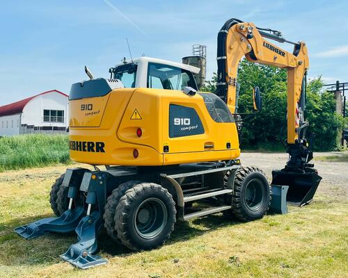 Kolové rypadlo Liebherr A910 Compact (Možnost leasingu)