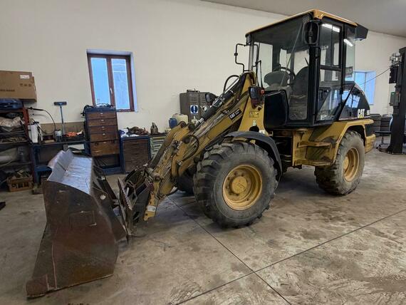 CATERPILLAR 906 + lžíce a vidle 