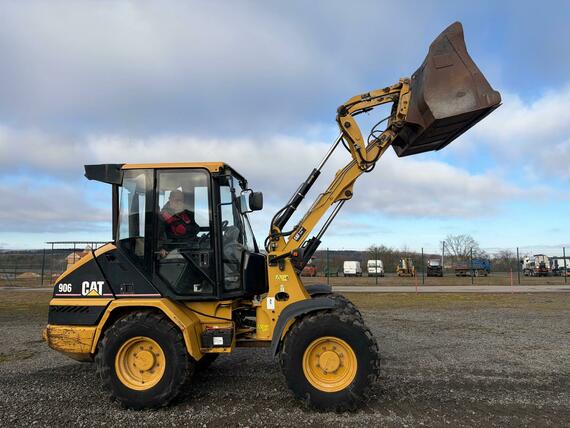 CATERPILLAR 906 + lžíce a vidle 