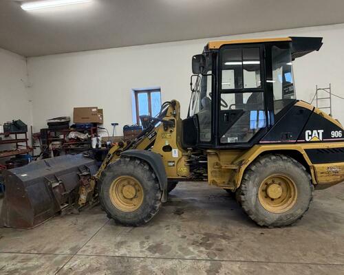 CATERPILLAR 906 + lžíce a vidle 