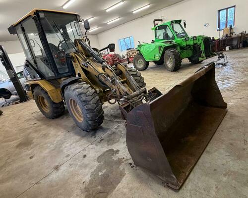 CATERPILLAR 906 + lžíce a vidle 