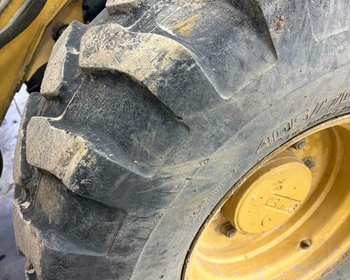 CATERPILLAR 906 + lžíce a vidle 