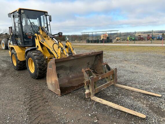  CATERPILLAR 906 + lžíce a vidle