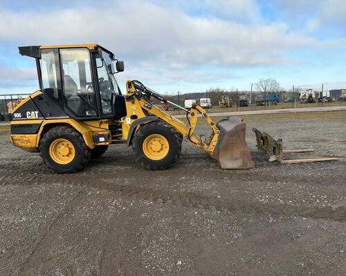 CATERPILLAR 906 + lžíce a vidle 