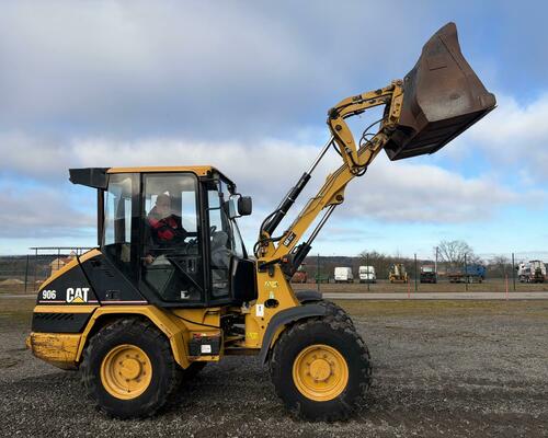 CATERPILLAR 906 + lžíce a vidle 