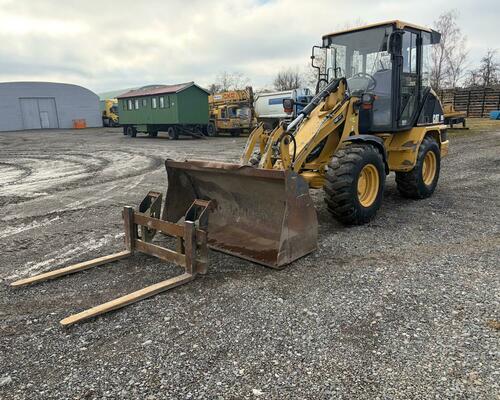 CATERPILLAR 906 + lžíce a vidle 