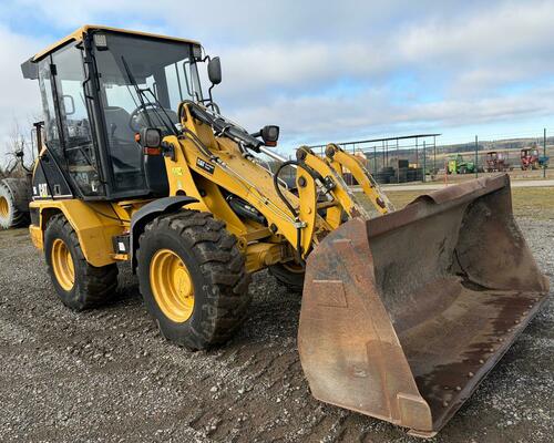 CATERPILLAR 906 + lžíce a vidle 