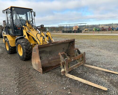 CATERPILLAR 906 + lžíce a vidle 