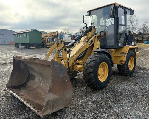 CATERPILLAR 906 + lžíce a vidle 