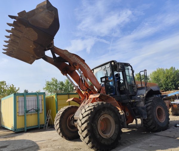 Hitachi ZW 220