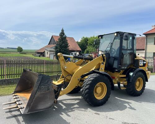 kolový nakladač Caterpillar CAT 908M lopata+vidle