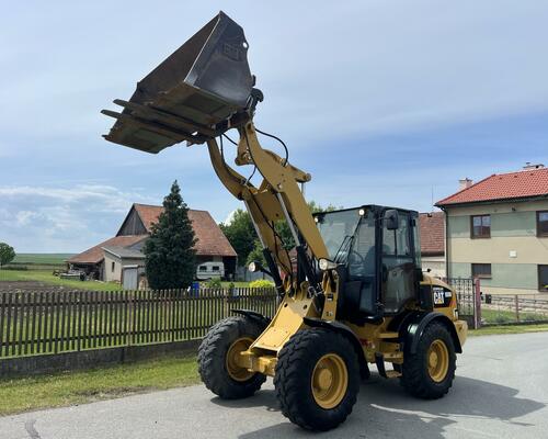 kolový nakladač Caterpillar CAT 908M lopata+vidle/6,5t