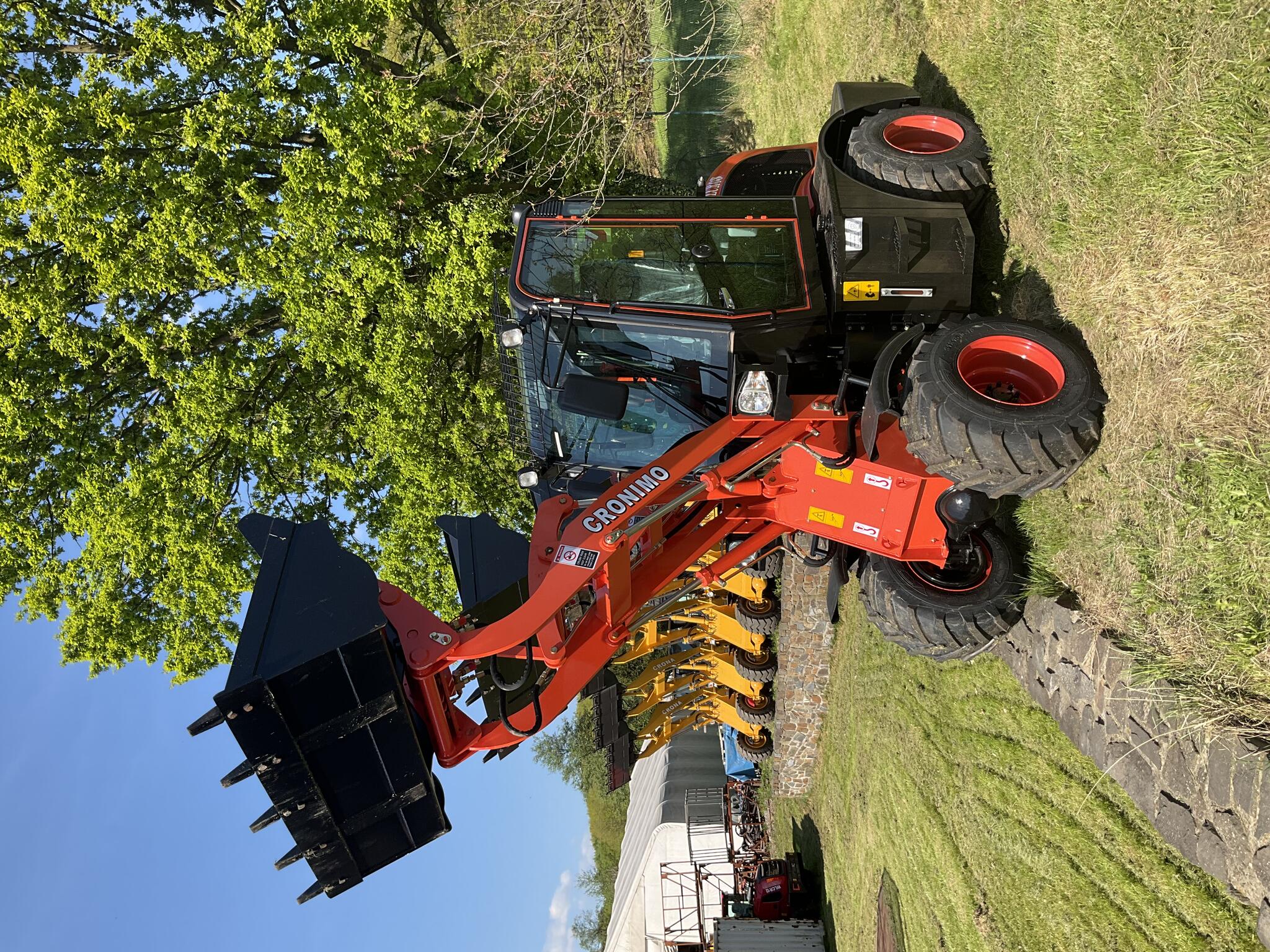 Kolový nakladač CR08 + zemědělské gumy