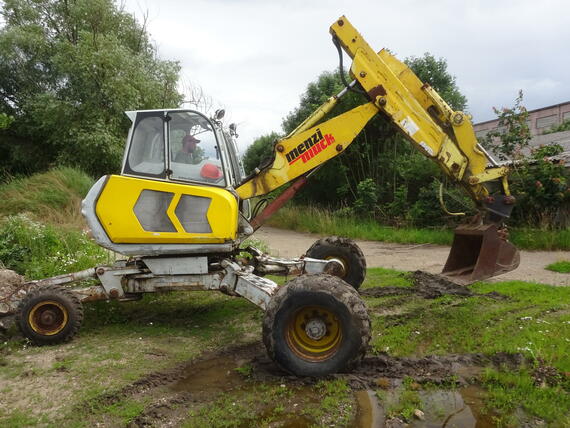 MENZI MUCK A81 MOBIL