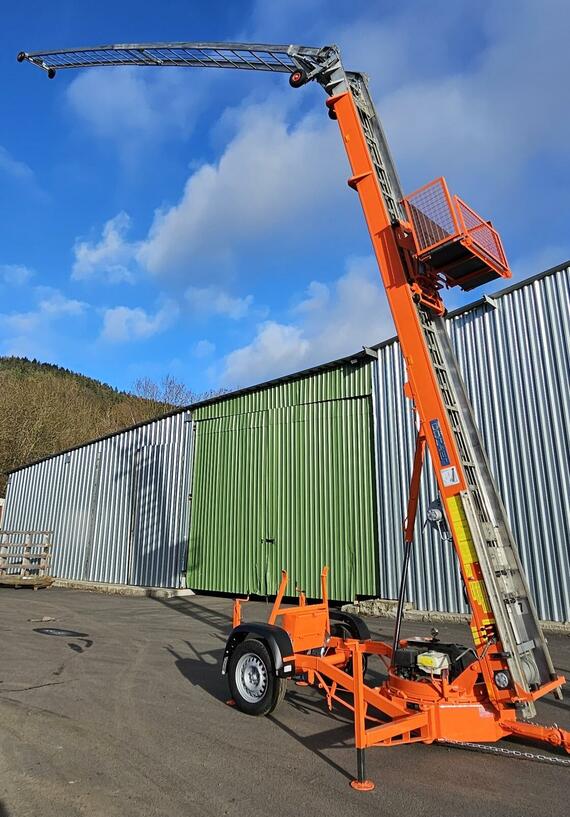 Stavební výtah BÖCKER 31m, kloub 11m - motor HONDA - CZ SPZ