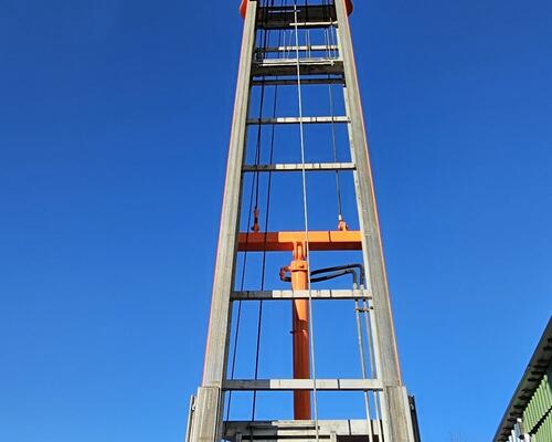 Stavební výtah BÖCKER 31m, kloub 11m - motor HONDA - CZ SPZ