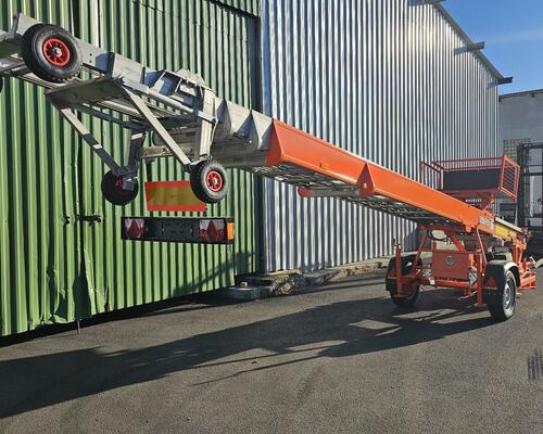 Stavební výtah BÖCKER 31m, kloub 11m - motor HONDA - CZ SPZ
