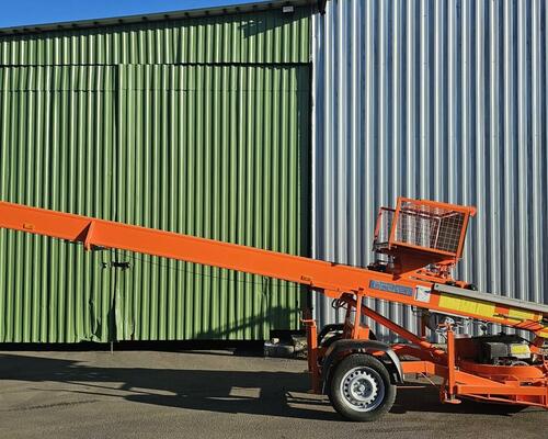 Stavební výtah BÖCKER 31m, kloub 11m - motor HONDA - CZ SPZ