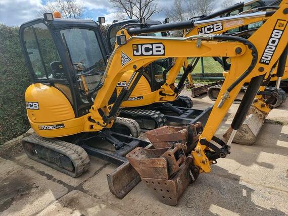 demonstrační stroj JCB 8025 - pouze 650mth, luxusní stav 