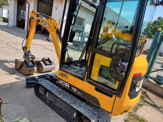 JCB 19C s hydraulickou svahovkou