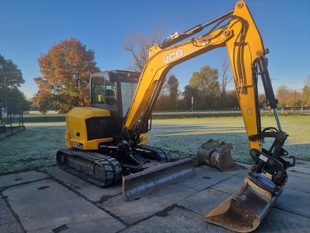 JCB 57C - 4 válec , otočná hlava, klima, natáčení radlička JCB 57C - 4 válec , otočná hlava, klima, natáčení radlička