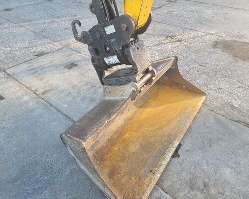 JCB 57C - 4 válec , otočná hlava, klima, natáčení radlička JCB 57C - 4 válec , otočná hlava, klima, natáčení radlička