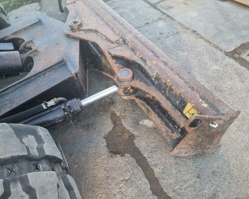 JCB 57C - 4 válec , otočná hlava, klima, natáčení radlička JCB 57C - 4 válec , otočná hlava, klima, natáčení radlička