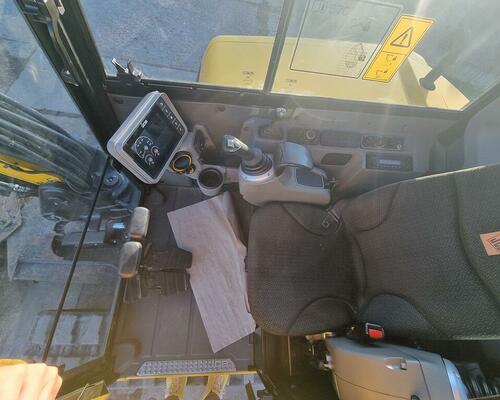 JCB 57C - 4 válec , otočná hlava, klima, natáčení radlička JCB 57C - 4 válec , otočná hlava, klima, natáčení radlička