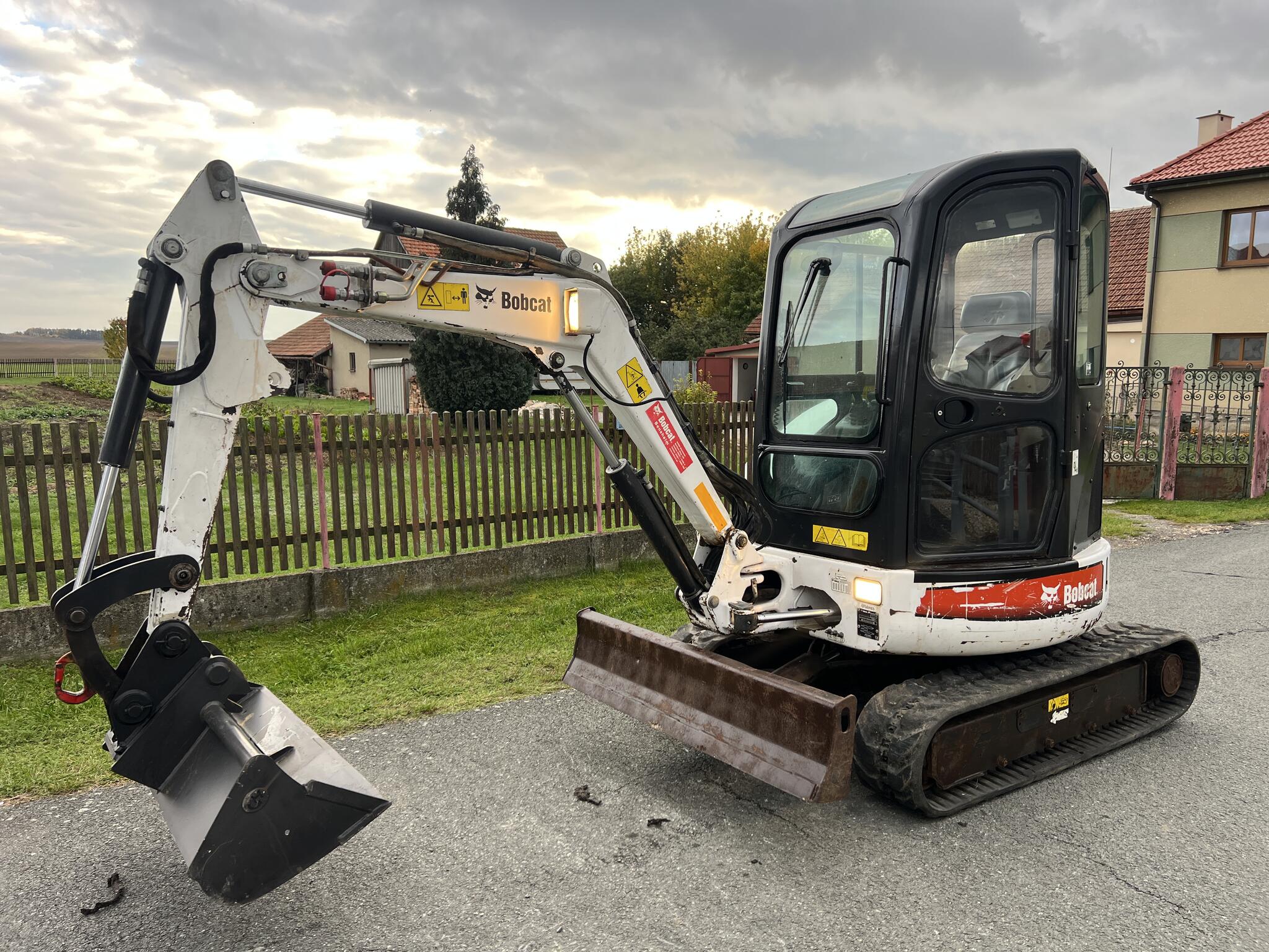 Minibagr Bobcat 425 G bez přesahu zádě, 2,7t