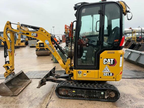 Minibagr CAT 301.8, r.v. 2021, 857 motohodin, 3x lžíce