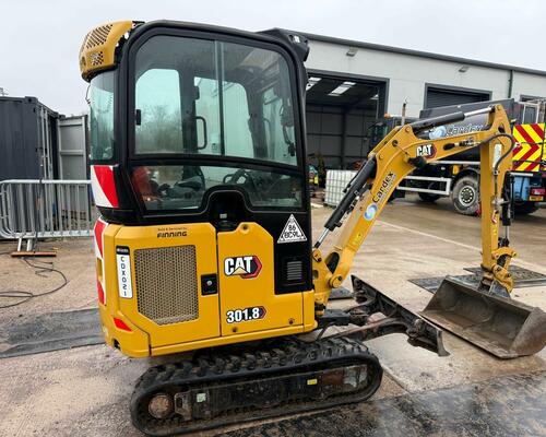 Minibagr CAT 301.8, r.v. 2021, 857 motohodin, 3x lžíce