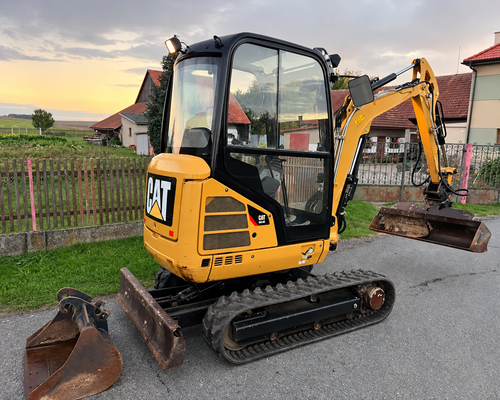 minibagr CAT 302.4 hyd.svahovka+2x podkop, 2,5t