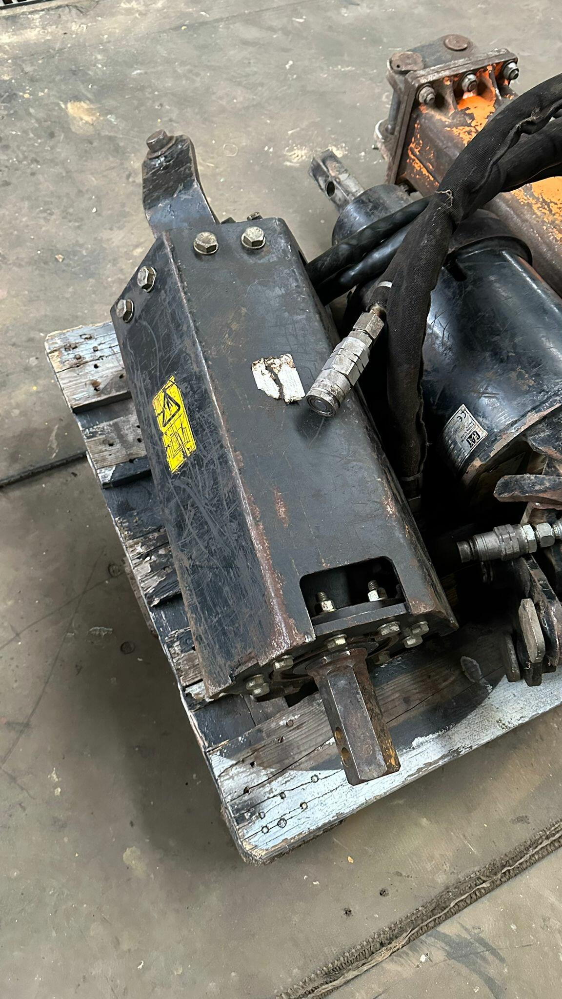 Vrtná souprava JCB + vrták 20 cm pro rypadla 2-4 t. Příslušenství JCB 8026