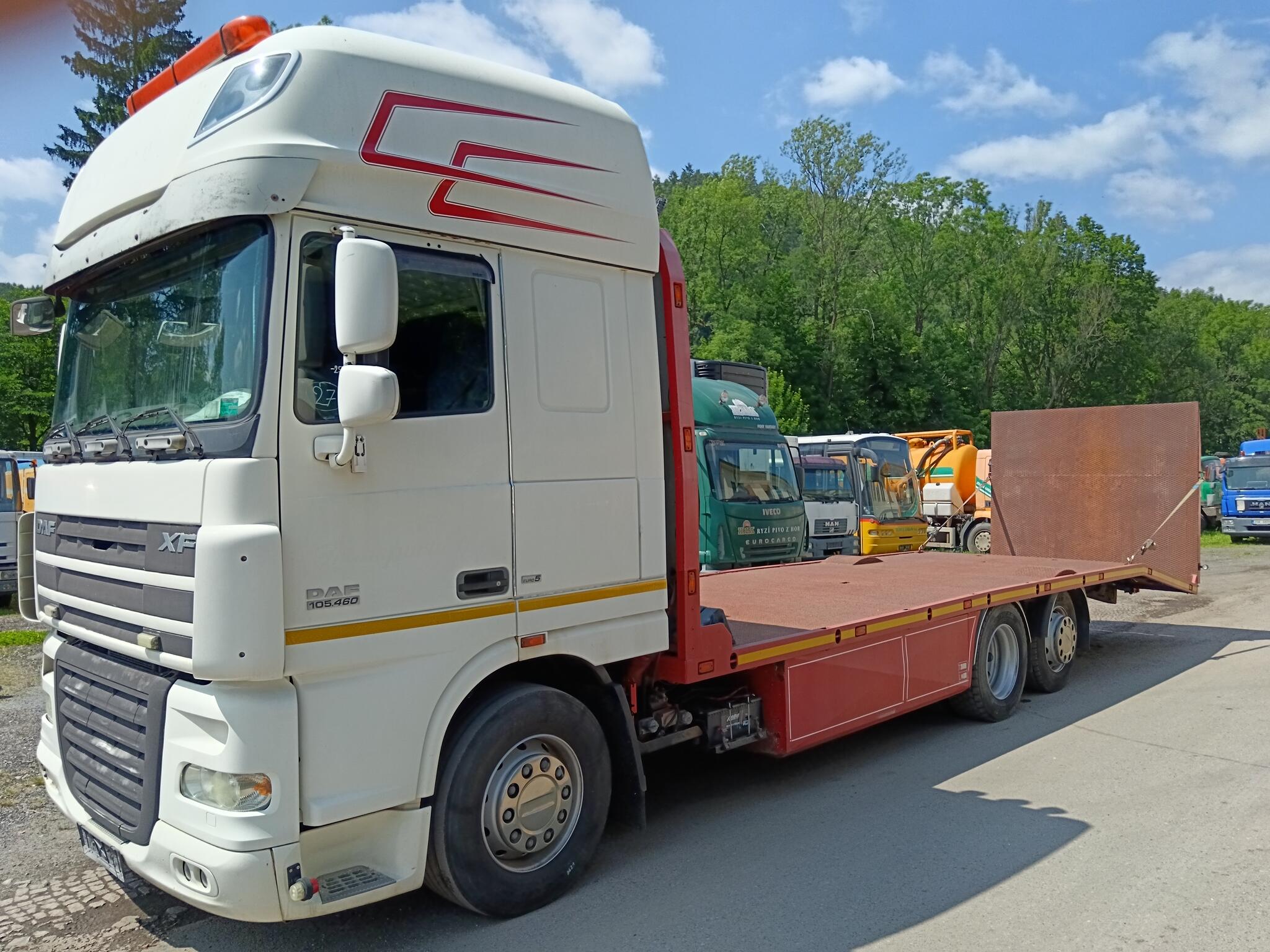 DAF XF 105.460 PŘEPRAVNÍK STROJŮ A VOZIDEL SERVIS