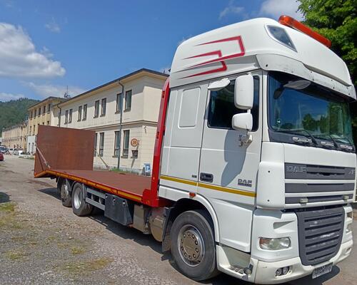 DAF XF 105.460 PŘEPRAVNÍK STROJŮ A VOZIDEL SERVIS