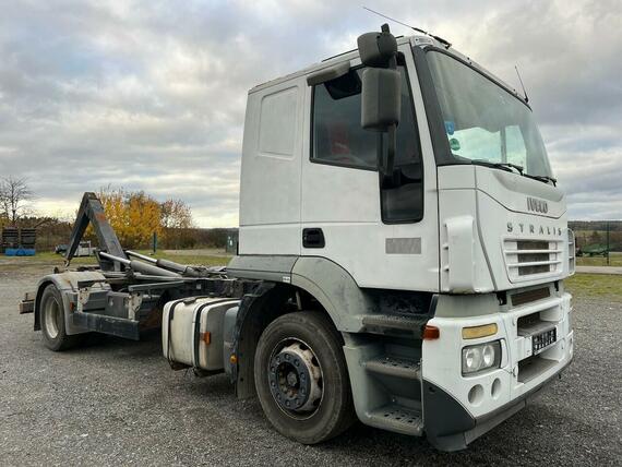 HÁKOVÝ NOSIČ KONTEJNERŮ IVECO AT190S36 - VHODNÉ NA PŘEPRAVU STAVEBNÍCH STROJŮ