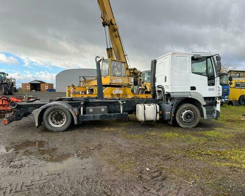HÁKOVÝ NOSIČ KONTEJNERŮ IVECO AT190S36 - VHODNÉ NA PŘEPRAVU STAVEBNÍCH STROJŮ
