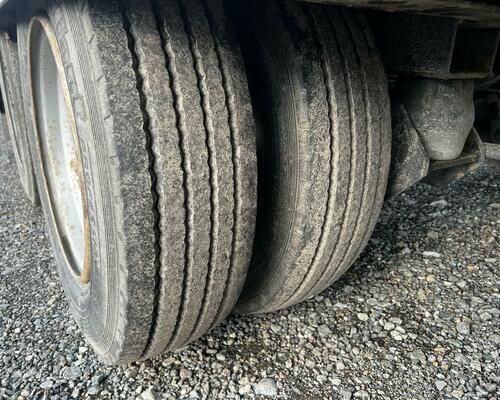 HÁKOVÝ NOSIČ KONTEJNERŮ IVECO AT190S36 - VHODNÉ NA PŘEPRAVU STAVEBNÍCH STROJŮ