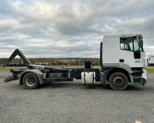 Hákový nosič kontejnerů IVECO AT190S36- VHODNÉ NA PŘEPRAVU STAVEBNÍCH STROJŮ 