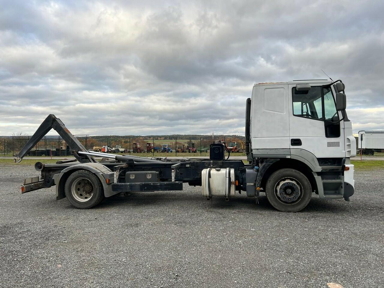 Hákový nosič kontejnerů IVECO AT190S36-VHODNÉ NA PŘEPRAVU STAVEBNÍCH STROJŮ 