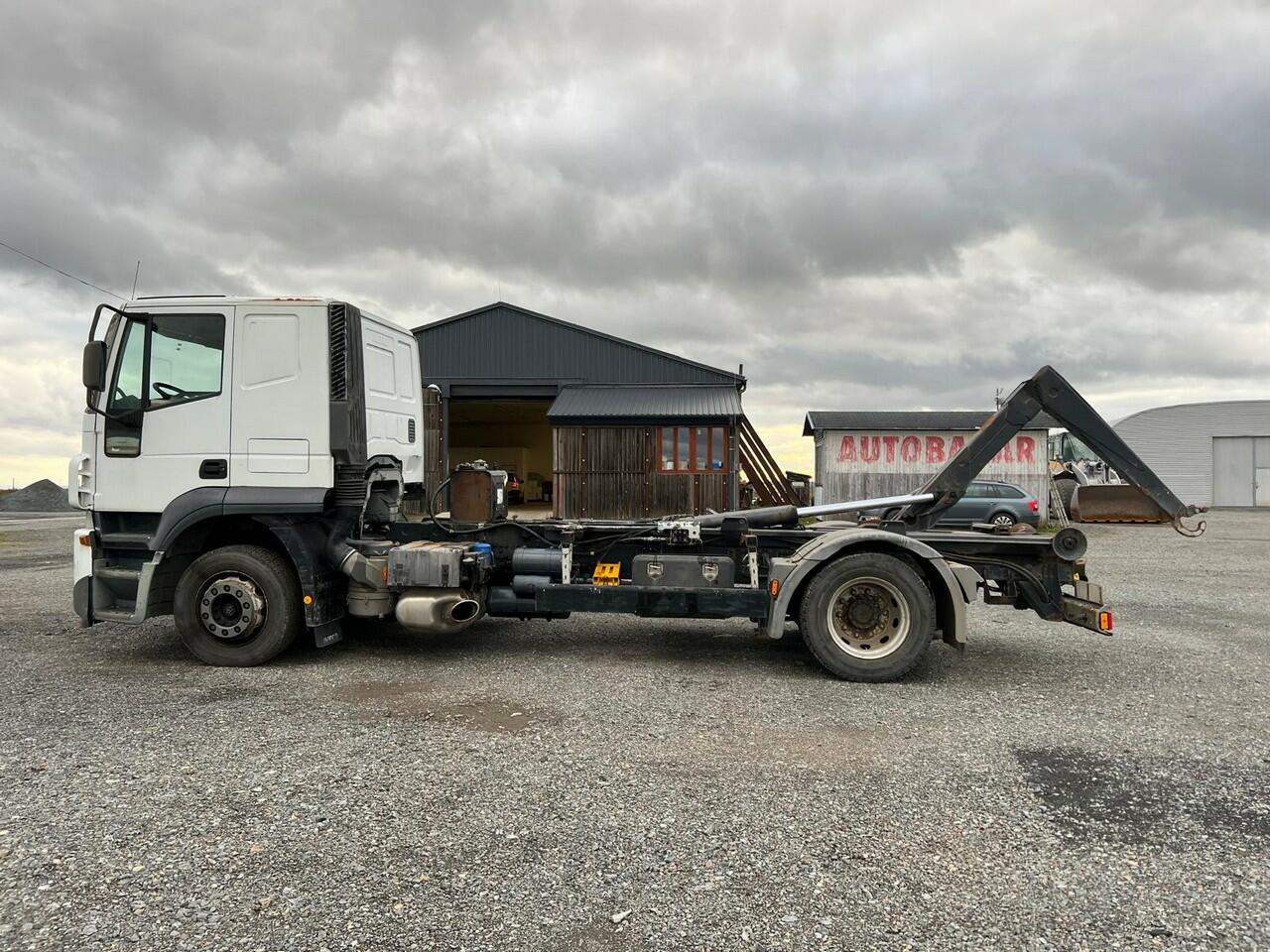 Hákový nosič kontejnerů IVECO AT190S36-VHODNÉ NA PŘEPRAVU STAVEBNÍCH STROJŮ 