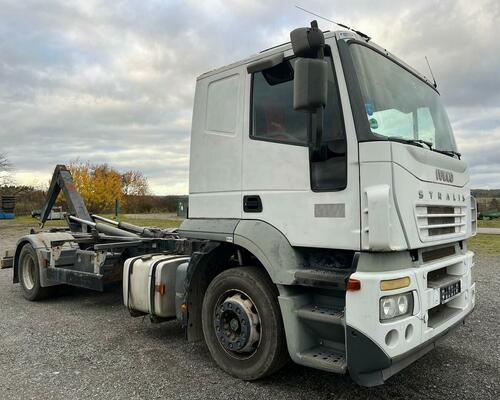 IVECO AT190S36 -  VHODNÉ NA PŘEPRAVUI STAVEBNÍCH STROJŮ