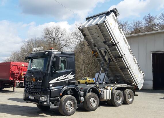 Sklápěč MB AROCS 3246 8x4 MEILELR S3 BORDMATIC / elektrická plachta (ca. půl roku stará) / TAŽNÉ