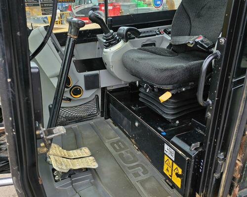 Pásový bagr JCB 86C-2, rok výroby 2021, 4633 motohodin