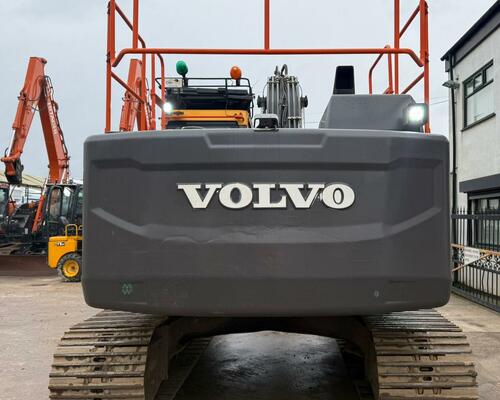 Pásový bagr VOLVO EC220, r.v. 2020, 8689 mth